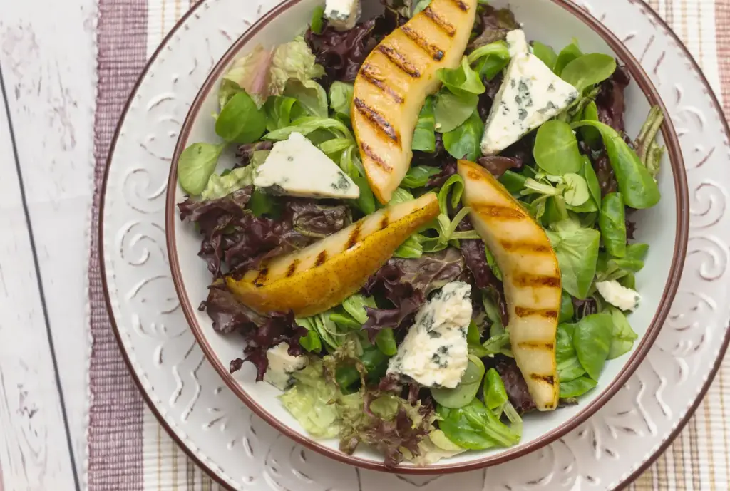 Roasted Pear and Rocket Salad With Green Vegetables 